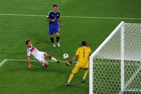 A Copa do Mundo de 2014: Uma Sinfonia Alemã de Gols, Emoção e Um Gol Que Ficou Para Sempre na História